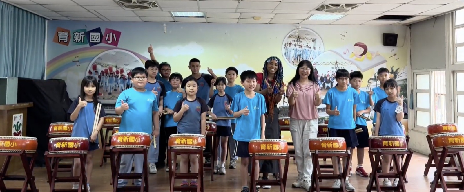 Dom Jones with students of Yuxin Elementary