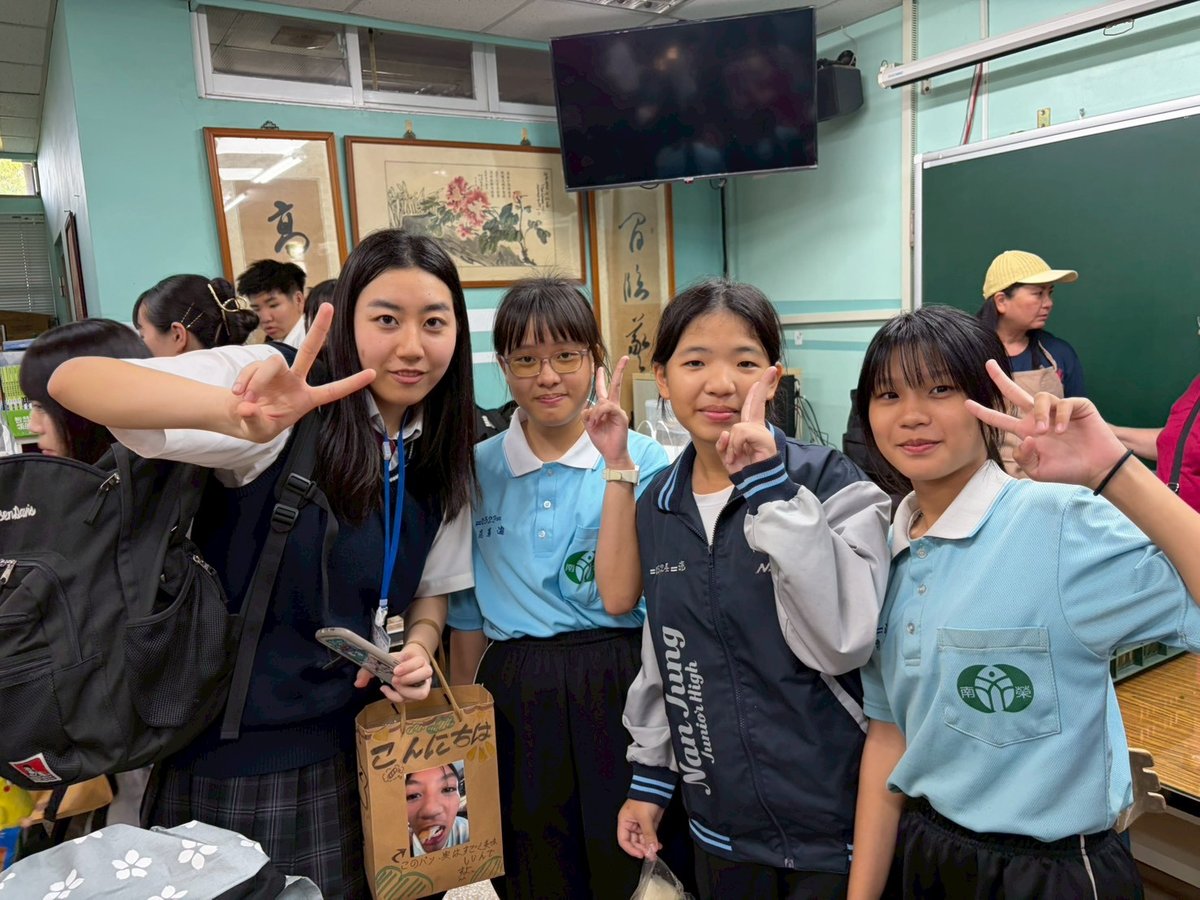 Taiwanese and Japanese students together