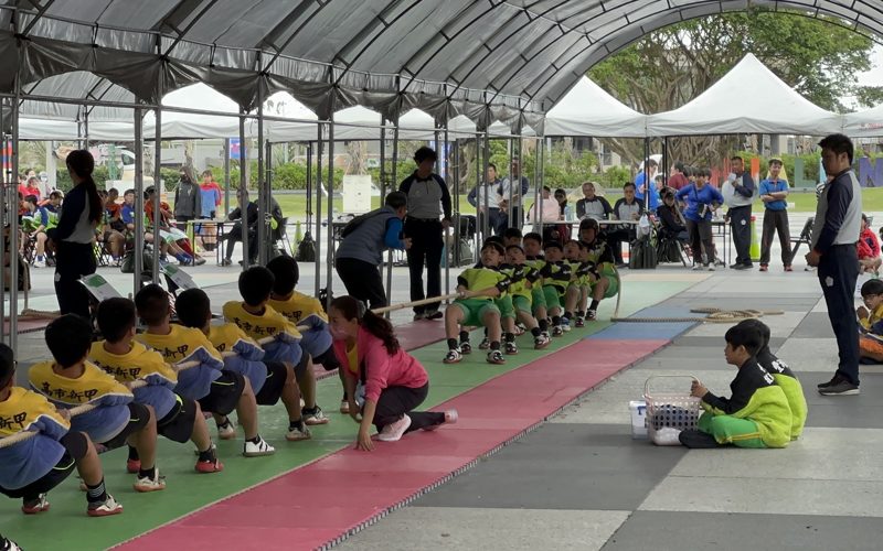 FengChou tug-of-war team competing