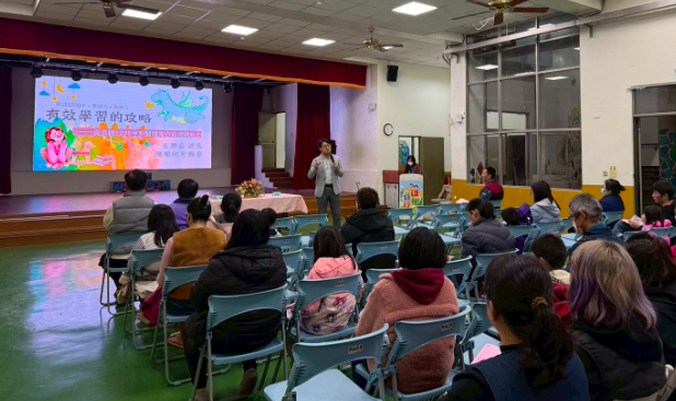 Principal Wang gives a talk to parents about effective learning and the 1200-word English programme