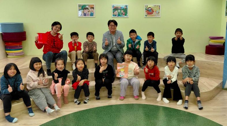 KangLang Elementary opens an English picture-book storytime class for younger students