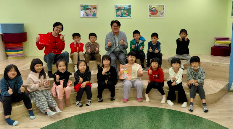 KangLang Elementary opens an English picture-book storytime class for younger students