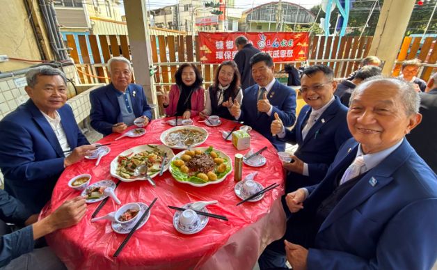KangLang holds a year-end banquet to thank its environmental and character-education stars